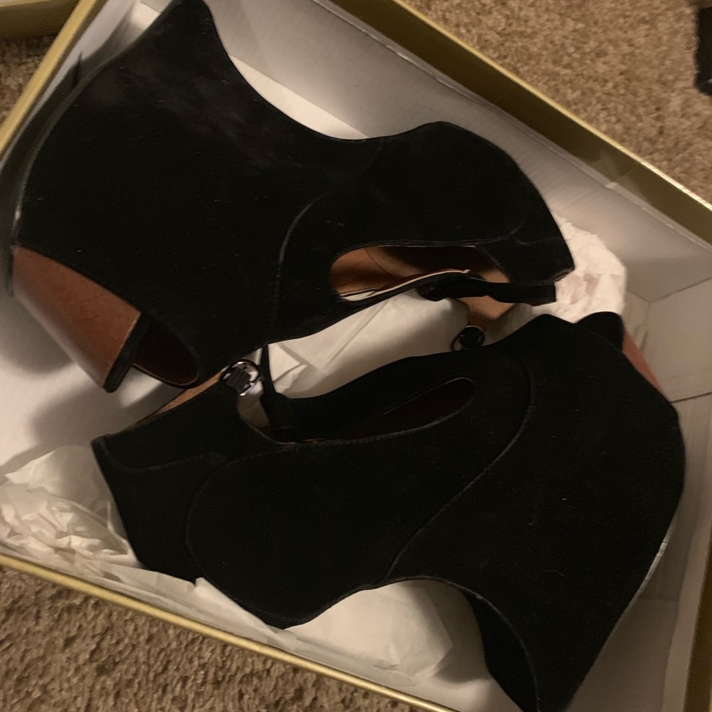 Black Wedges